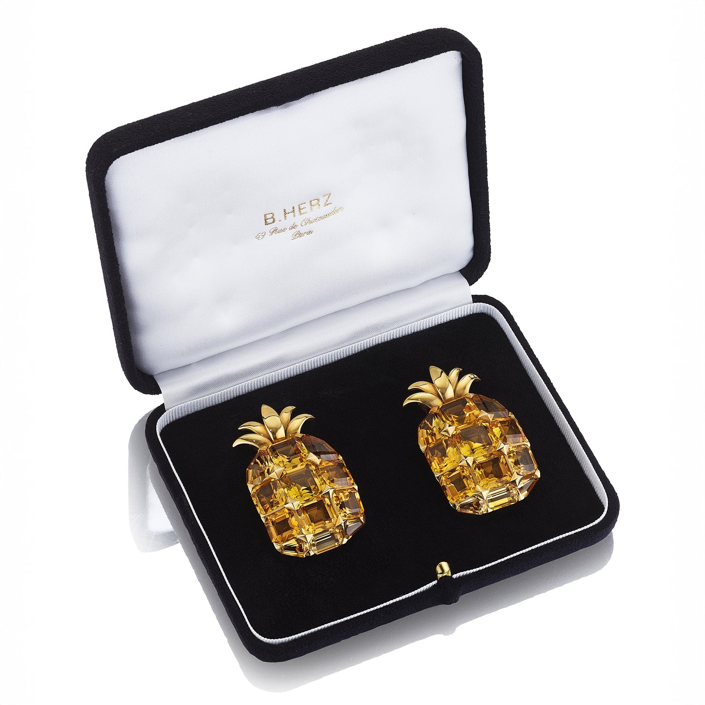 PAIR OF GOLD AND CITRINE PINEAPPLE CLIP BROOCHES BY SUZANNE BELPERRON, PARIS, 1942