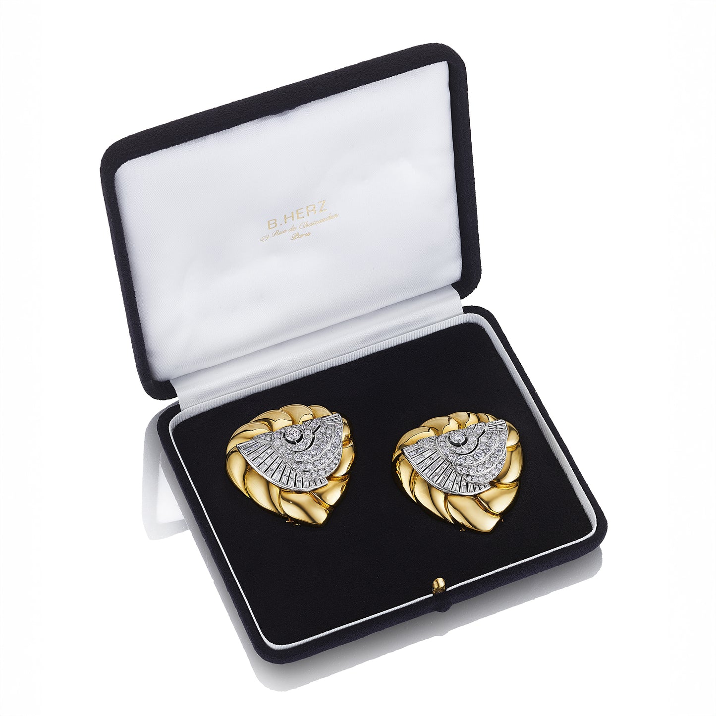 PAIR OF DIAMOND AND GOLD CLIPS BY SUZANNE BELPERRON, PARIS, CIRCA 1945