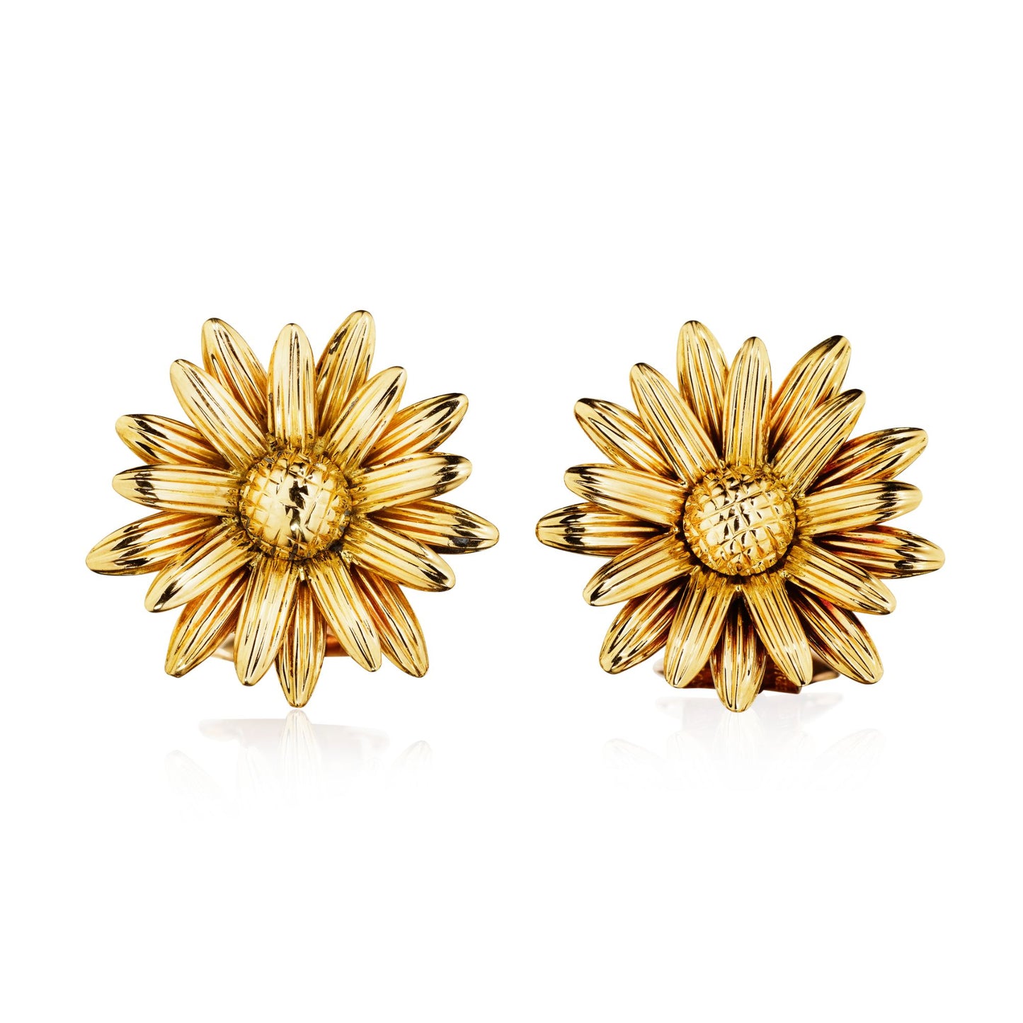 GOLD “MARGUERITE” EAR CLIPS BY VAN CLEEF & ARPELS, PARIS, CIRCA 1950, MANUFACTURED BY PÉRY ET FILS