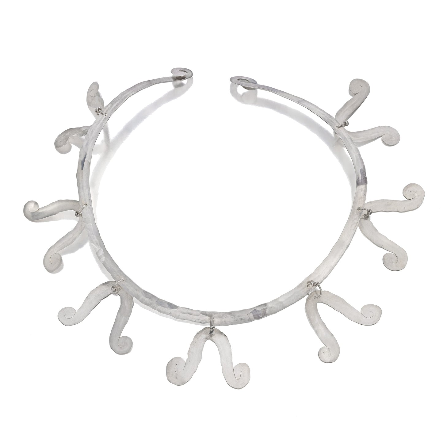 THE ROCKEFELLER “MANY V’S” NECKLACE: A SILVER NECKLACE BY ALEXANDER CALDER, NEW YORK, CIRCA 1940