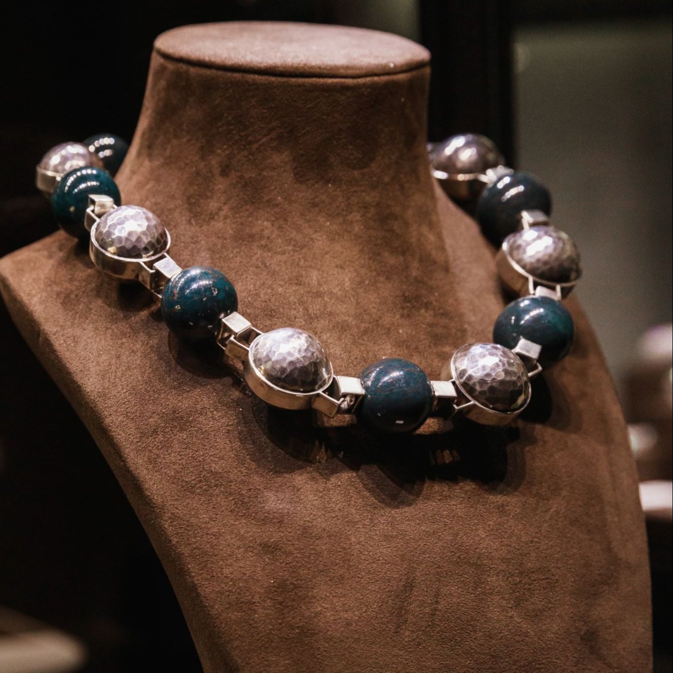 MODERNIST HAMMERED SILVER AND BLOOD JASPER NECKLACE BY JEAN DESPRÉS, PARIS, CIRCA 1930