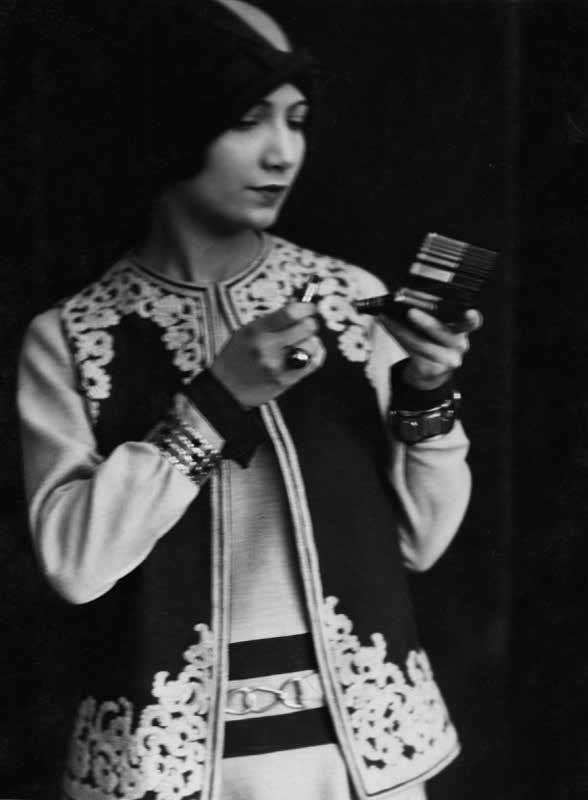 A model wearing Sandoz jewelry and using a Sandoz geometric vanity case. Photographed by Thérèse Bonney, circa 1926.