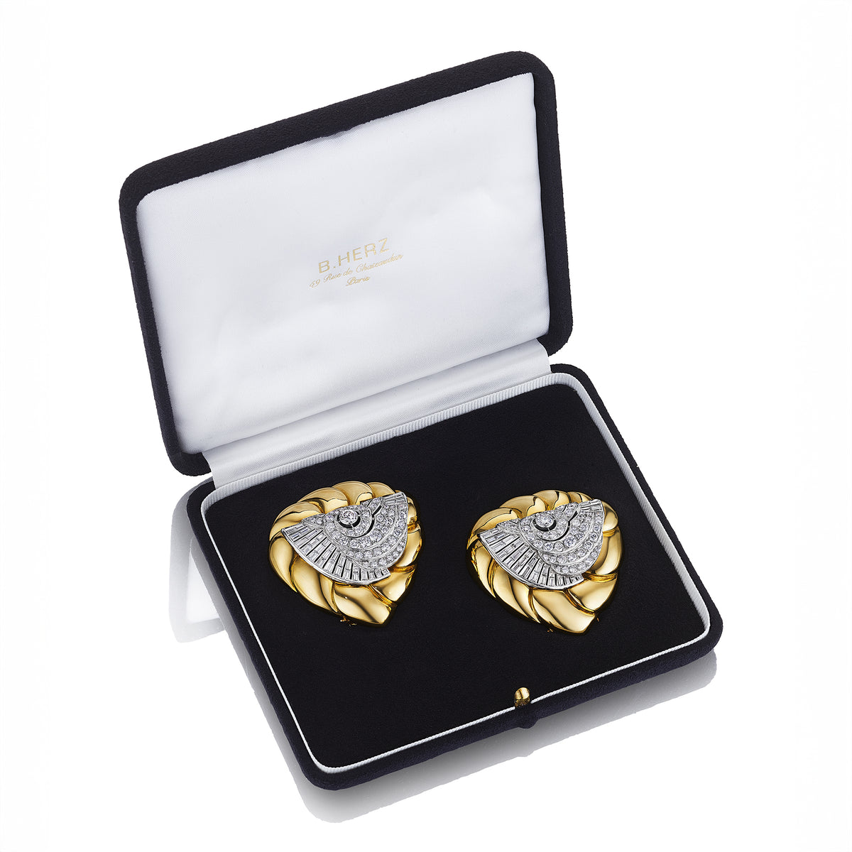 PAIR OF DIAMOND AND GOLD CLIPS BY SUZANNE BELPERRON, PARIS, CIRCA 1945